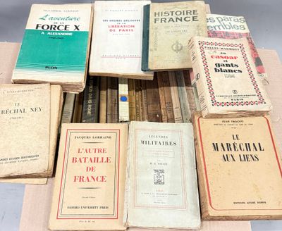 plusieurs livres sont empilés sur une table