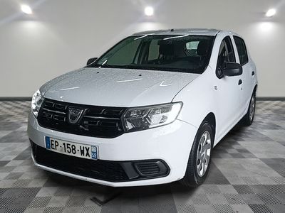 une photo d'une dacia blanche garée sur un sol en damier
