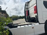 un gros camion blanc garé sur le bord de la route