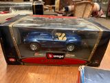 une petite voiture bleue dans une boîte posée sur une table