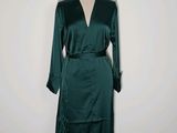 une robe verte de femme sur un mannequin, un mannequin, un mannequin, un mannequin, un mannequin, un mannequin, un mannequin, un mannequin