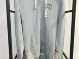 sweat à capuche gris zippé, avec un logo blanc sur le devant et un logo noir et blanc dans le dos
