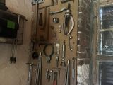 de nombreux outils accrochés au mur du garage