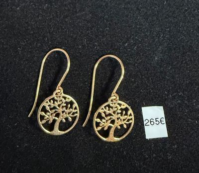 une paire de boucles d'oreilles en or ornées d'un arbre