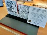 une photo d'un livre posé sur une table, avec une règle devant