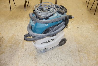 a machine that is sitting on the floor in a room