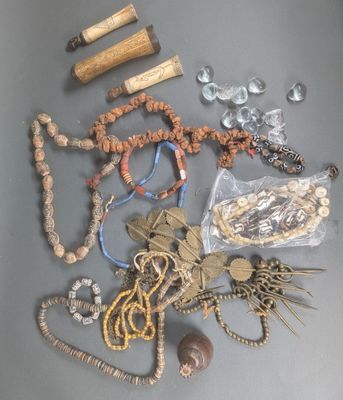 beaucoup de perles et d'autres objets sur la table