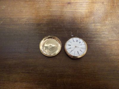 deux horloges posées sur une table en bois