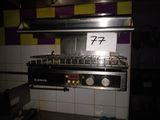 une cuisinière sur laquelle est posée une pancarte, dans une cuisine