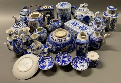 une collection d'objets en porcelaine bleue et blanche posés sur une table