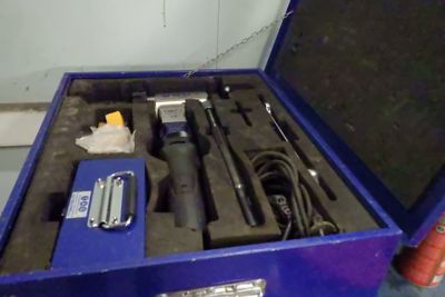 une boîte à outils bleue avec des outils à l'intérieur