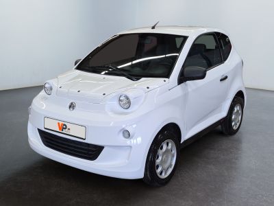la photo d'une petite voiture blanche garée dans une pièce