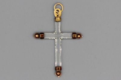 une image représentant une croix en verre et en or