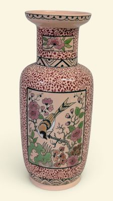 un vase rose orné d'un oiseau et de fleurs