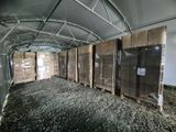 une pièce remplie de cartons et de palettes