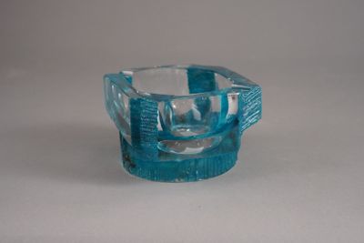 un petit verre posé sur une table