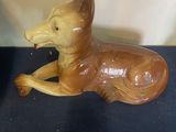 une figurine représentant un chien couché sur une table