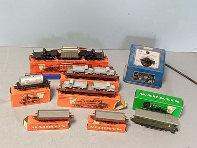 un grand nombre de trains miniatures posés sur une table