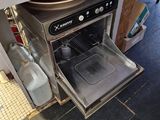 un four ouvert au milieu d'une cuisine