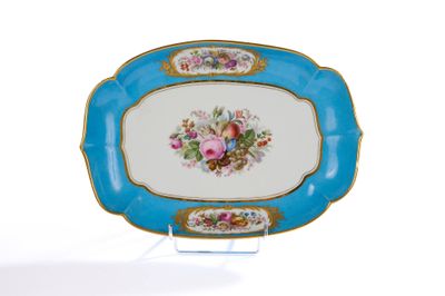 un plat bleu et blanc orné de fleurs