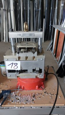 une machine posée sur une table