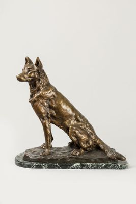 statue en bronze représentant un chien assis sur un socle en marbre