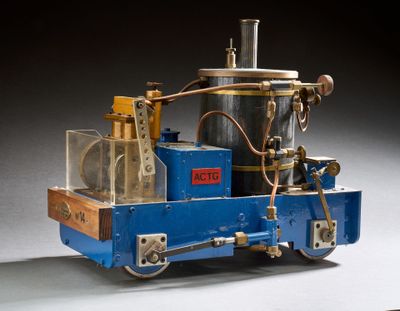 une petite machine bleue posée sur une table