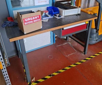 un établi sur lequel est posée une boîte, dans un garage