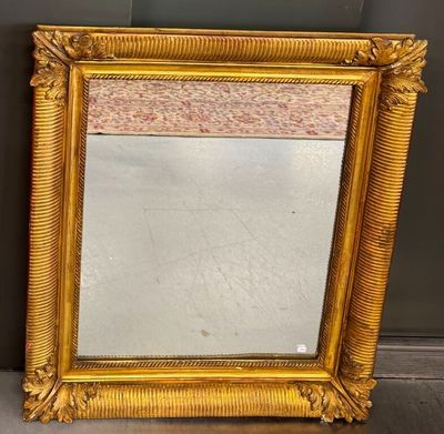 Miroir en bois et stuc doré à décor de canaux et de feuillag…