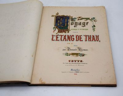 un livre ouvert sur lequel figure l'image d'un chien