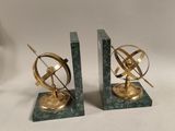 paire de serre-livres en laiton et marbre vert, ornés d'un globe terrestre posé sur un socle en marbre
