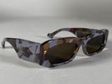 Il s'agit de deux paires de lunettes de soleil posées sur une surface blanche.