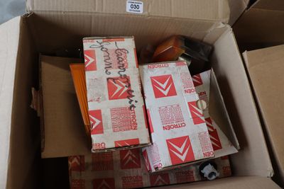 une boîte en carton remplie de boîtes et une paire de ciseaux
