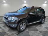 une photo d'un 4x4 noir garé dans un garage