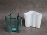 deux vases posés l'un à côté de l'autre sur une table