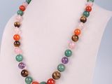 un gros plan d'un collier porté par un mannequin