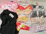 un tas de vêtements posés sur une table