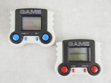 deux manettes de jeu posées l'une à côté de l'autre sur une table