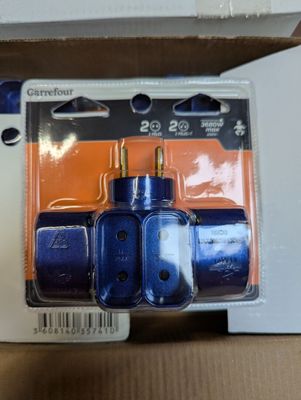 deux vannes bleues dans une boîte posée sur une table