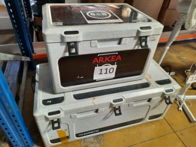 deux glacières empilées l'une sur l'autre dans un magasin
