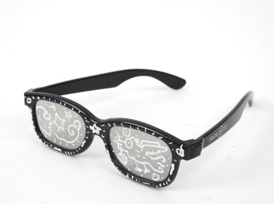 des lunettes de soleil à monture noire et avec un motif blanc sur les verres