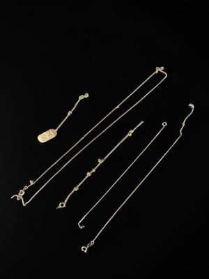 une collection de bijoux en or sur fond noir