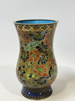 CHINE, XXème siècle Petit vase de forme gobelet en émaux clo…