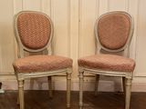 deux chaises posées sur le parquet