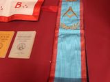une table rouge recouverte d'une nappe rouge et d'un chemin de table bleu