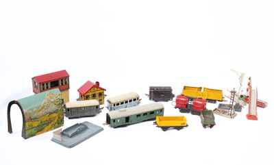 de nombreux petits trains miniatures posés sur une surface blanche