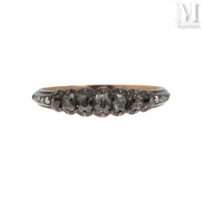gros plan d'une bague en diamant sur fond blanc