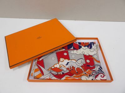 boîte orange contenant une paire de chaussettes et une paire de chaussures