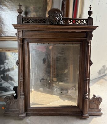 un miroir qui est assis sur le sol devant un miroir