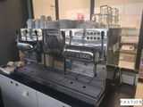 une photo d'une machine à café dans un café